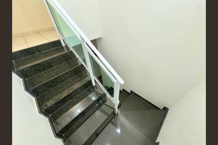 Casa para alugar com 200m², 4 quartos e 2 vagas Casa para alugar com 200m², 4 quartos e 2 vagasEscada interna