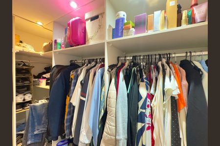 Casa para alugar com 200m², 4 quartos e 2 vagas Casa para alugar com 200m², 4 quartos e 2 vagasCloset da suíte