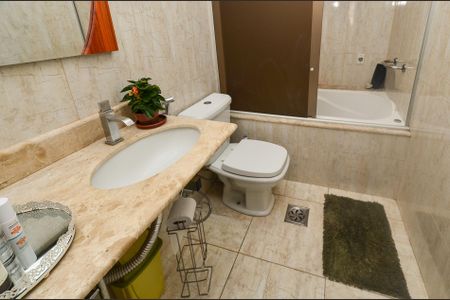 Apartamento à venda com 190m², 3 quartos e 1 vaga Apartamento à venda com 190m², 3 quartos e 1 vagaBanheiro da suite