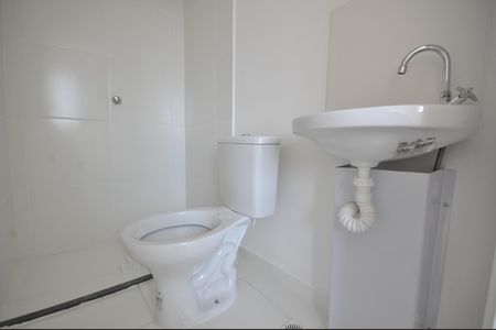 Banheiro de kitnet/studio para alugar com 1 quarto, 20m² em Vila Nilo, São Paulo