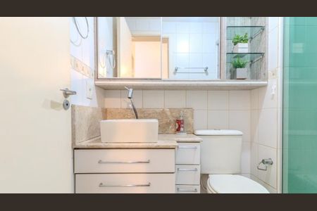 Banheiro de apartamento à venda com 1 quarto, 50m² em São Geraldo, Porto Alegre