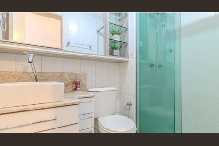 Banheiro de apartamento à venda com 1 quarto, 50m² em São Geraldo, Porto Alegre