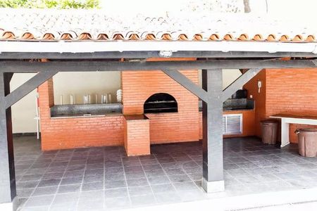 Pergola com churrasqueira e bancos de madeira, com vista para o jardim. de apartamento à venda com 2 quartos, 73m² em Barra da Tijuca, Rio de Janeiro