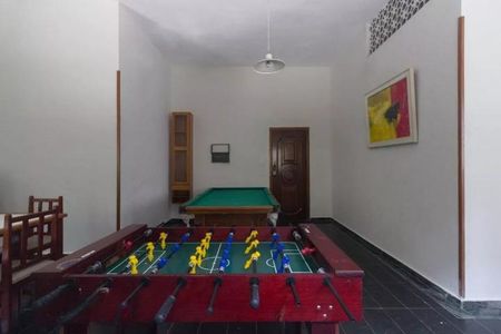 Sala de jogos com mesa de futebol e bilhar, com decoração simples e iluminação adequada. de apartamento à venda com 2 quartos, 73m² em Barra da Tijuca, Rio de Janeiro