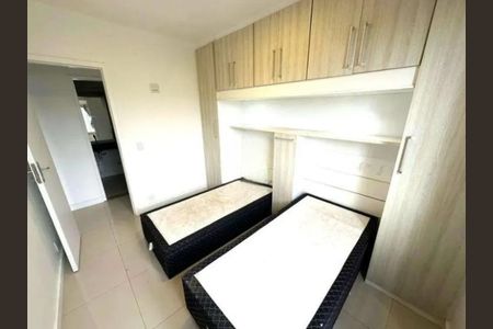 Quarto com duas camas simples, armários e porta de entrada. de apartamento à venda com 2 quartos, 73m² em Barra da Tijuca, Rio de Janeiro