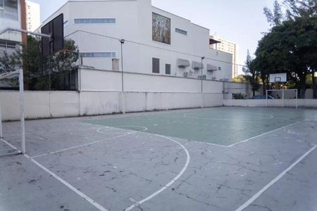 Apartamento à venda com 73m², 2 quartos e 1 vagaQuadra de futsal com gramado verde e linhas brancas, cercada por uma parede branca e uma arquibancada de concreto.