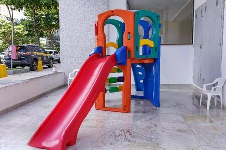 Apartamento à venda com 73m², 2 quartos e 1 vagaEscada de brinquedo colorida em um espaço externo, com uma vista de uma rua e carros.