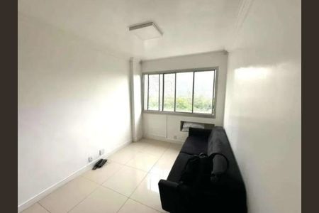 Sala com sofá e janela grande, com vista para a cidade. de apartamento à venda com 2 quartos, 73m² em Barra da Tijuca, Rio de Janeiro