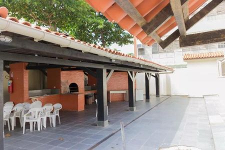 Pergola com churrasqueira e mesa de refeições, com vista para a rua. de apartamento à venda com 2 quartos, 73m² em Barra da Tijuca, Rio de Janeiro