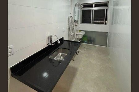 Apartamento à venda com 73m², 2 quartos e 1 vagaBanheiro com pia e vaso sanitário, com uma janela e uma porta de vidro.