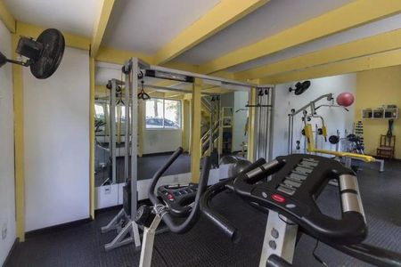 Apartamento à venda com 73m², 2 quartos e 1 vagaGinásio com equipamentos de treino e academia, com iluminação adequada e piso de gesso.