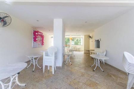 Apartamento à venda com 73m², 2 quartos e 1 vagaSala de estar com móveis brancos e decoração em tons de rosa e branco.