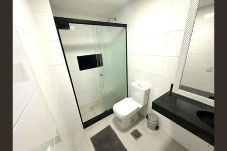 Banheiro com chuveiro e vaso sanitário branco, piso de porcelanato e pia de granito. de apartamento à venda com 2 quartos, 73m² em Barra da Tijuca, Rio de Janeiro