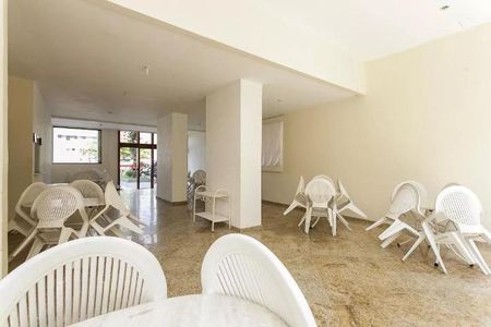 Sala de estar com cadeiras brancas e piso de porcelanato, com vista para a rua. de apartamento à venda com 2 quartos, 73m² em Barra da Tijuca, Rio de Janeiro