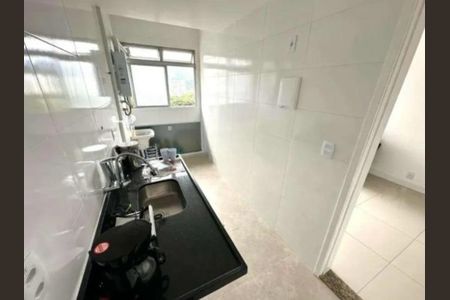 Cozinha com pia, fogão e geladeira, com janela e iluminação natural. de apartamento à venda com 2 quartos, 73m² em Barra da Tijuca, Rio de Janeiro
