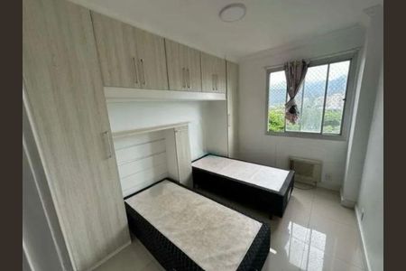 Quarto com duas camas simples, com vista para a cidade e montanhas ao fundo. de apartamento à venda com 2 quartos, 73m² em Barra da Tijuca, Rio de Janeiro