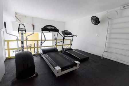 Apartamento à venda com 73m², 2 quartos e 1 vagaGinásio com equipamentos de exercícios e uma escada de acesso.
