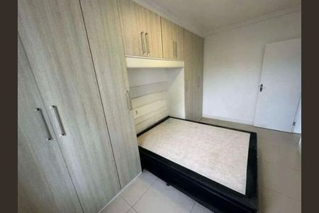 Cama simples com armário e prateleira em madeira clara e branco, com piso de porcelanato e porta branca. de apartamento à venda com 2 quartos, 73m² em Barra da Tijuca, Rio de Janeiro
