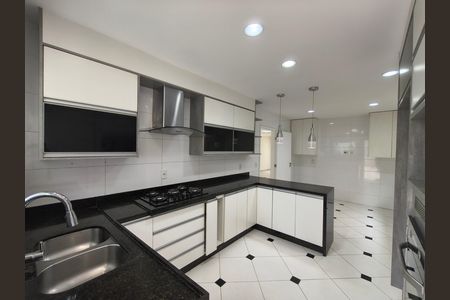 Casa de condomínio para alugar com 300m², 5 quartos e 2 vagas