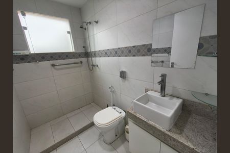 Casa de condomínio para alugar com 300m², 5 quartos e 2 vagas
