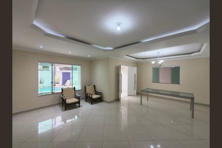 Casa de condomínio para alugar com 300m², 5 quartos e 2 vagas