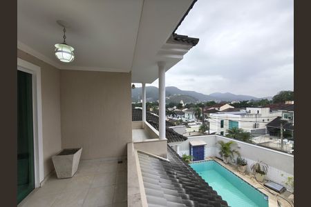 Casa de condomínio para alugar com 300m², 5 quartos e 2 vagas
