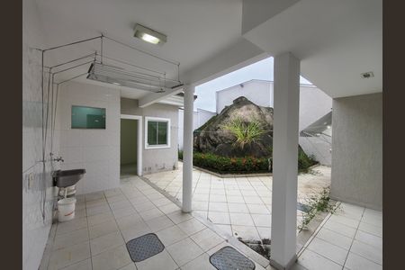 Casa de condomínio para alugar com 300m², 5 quartos e 2 vagas