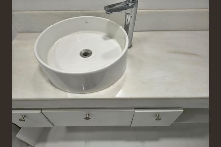 Casa de condomínio para alugar com 300m², 5 quartos e 2 vagas