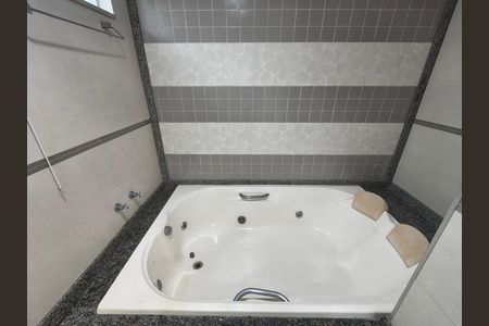 Casa de condomínio para alugar com 300m², 5 quartos e 2 vagas