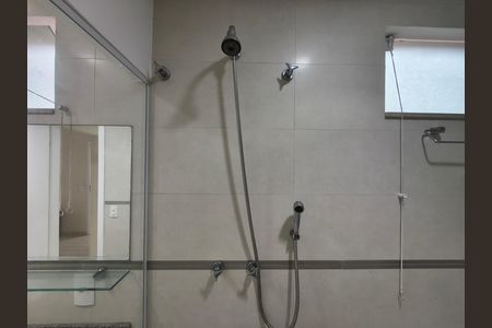 Casa de condomínio para alugar com 300m², 5 quartos e 2 vagas