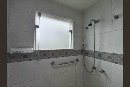 Casa de condomínio para alugar com 300m², 5 quartos e 2 vagas