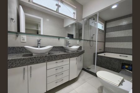 Casa de condomínio para alugar com 300m², 5 quartos e 2 vagas