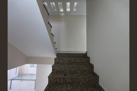 Casa de condomínio para alugar com 300m², 5 quartos e 2 vagas