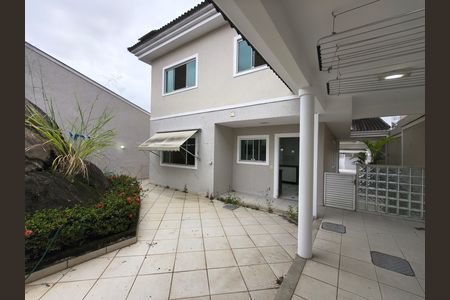 Casa de condomínio para alugar com 300m², 5 quartos e 2 vagas
