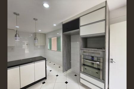 Casa de condomínio para alugar com 300m², 5 quartos e 2 vagas