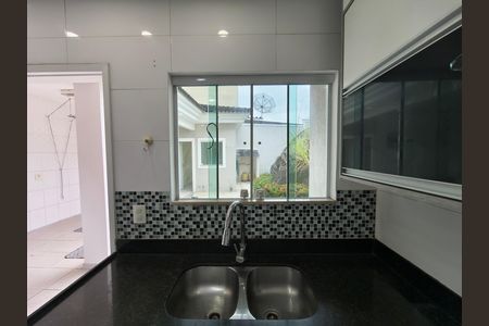 Casa de condomínio para alugar com 300m², 5 quartos e 2 vagas