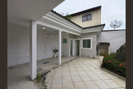 Casa de condomínio para alugar com 300m², 5 quartos e 2 vagas