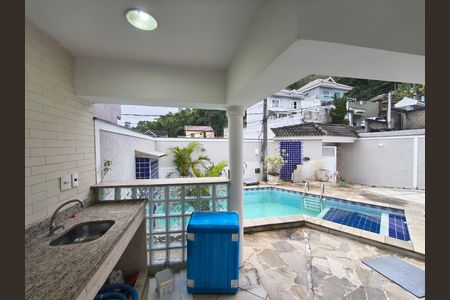Casa de condomínio para alugar com 300m², 5 quartos e 2 vagas