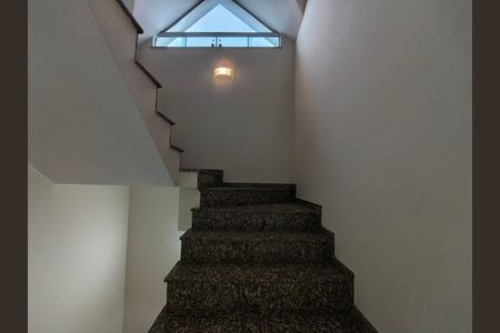 Casa de condomínio para alugar com 300m², 5 quartos e 2 vagas