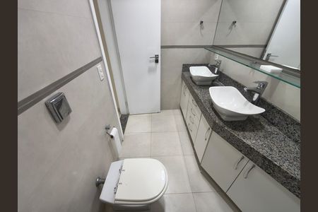 Casa de condomínio para alugar com 300m², 5 quartos e 2 vagas