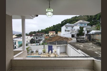 Casa de condomínio para alugar com 300m², 5 quartos e 2 vagas