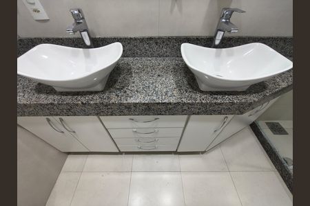 Casa de condomínio para alugar com 300m², 5 quartos e 2 vagas