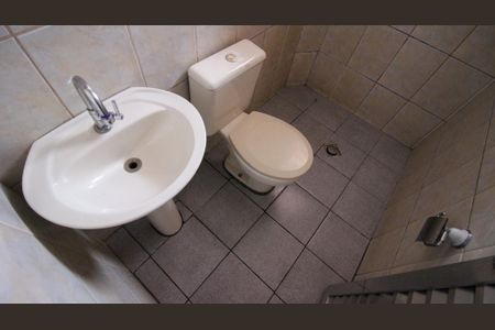 Casa para alugar com 70m², 2 quartos e sem vaga Casa para alugar com 70m², 2 quartos e sem vagaBanheiro social