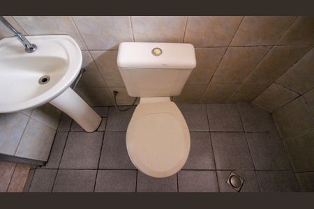 Casa para alugar com 70m², 2 quartos e sem vaga Casa para alugar com 70m², 2 quartos e sem vagaBanheiro social