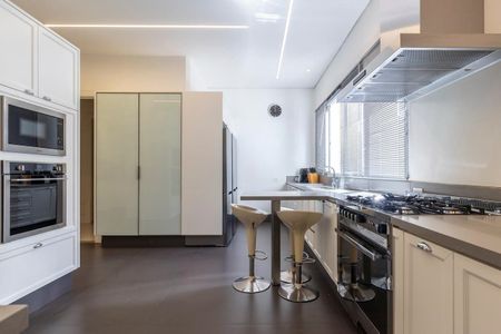 Casa à venda com 4 quartos, 1050m² em Jardim Petropolis, São Paulo