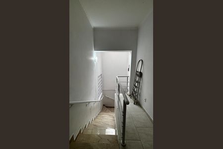 Casa para alugar com 160m², 3 quartos e 1 vaga Casa para alugar com 160m², 3 quartos e 1 vagaEscada