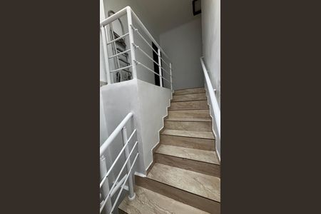 Casa para alugar com 160m², 3 quartos e 1 vaga Casa para alugar com 160m², 3 quartos e 1 vagaEscada