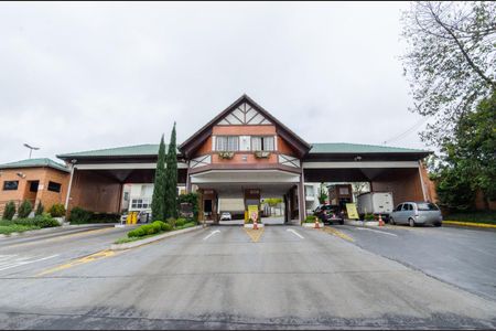 Casa de condomínio à venda com 727m², 4 quartos e 4 vagas Casa de condomínio à venda com 727m², 4 quartos e 4 vagasFachada e portaria