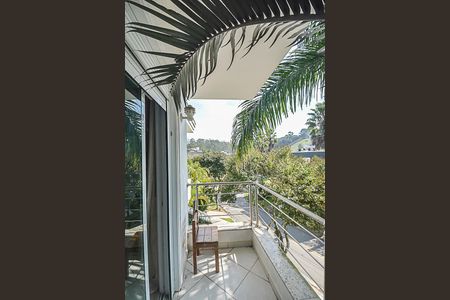 Casa de condomínio à venda com 727m², 4 quartos e 4 vagas Casa de condomínio à venda com 727m², 4 quartos e 4 vagasSacada do Quarto 3 - Suíte