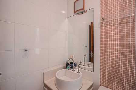 Casa de condomínio à venda com 727m², 4 quartos e 4 vagas Casa de condomínio à venda com 727m², 4 quartos e 4 vagasBanheiro da Suíte 2